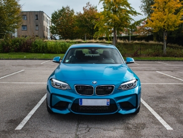 青いBMW 正面